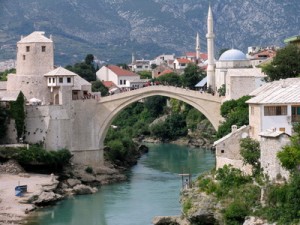 Eine Brücke über Wasser in Bosnien-Herzegowina.