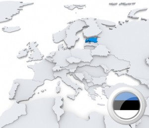 Die Europa-Karte mit Estland und seiner Flagge.