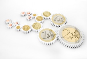 Mehrere Euro-Münzen mit Zahnkränzen, die ineinander greifen.