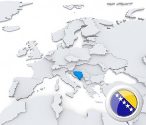 Bosnien-Herzegowina auf der Karte markiert mit Flagge.