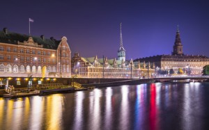 Eine Aufnahme von Kopenhagen bei Nacht.