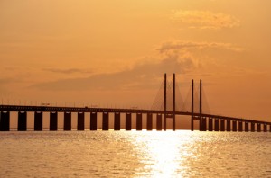 Die Öresundbrücke im Sonnenuntergang.