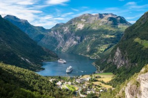 Foto eines großen Fjords, der sich durch Norwegen zieht.