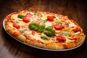 Eine angerichetete Pizza als typisches Gericht in Italien.