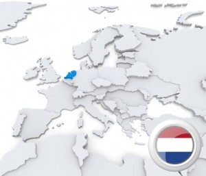 Europa-Karte mit Niederlande hervorgehoben sowie der Flagge.